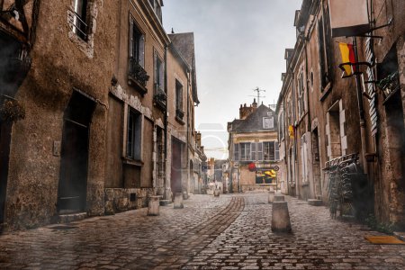 Téléchargez les photos : Rue centrale à Blois, France. Belle ville du matin avec brume, - en image libre de droit