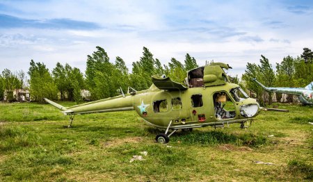 Foto de Antiguo helicóptero militar de la URSS en el campo de aviación abandonado - Imagen libre de derechos