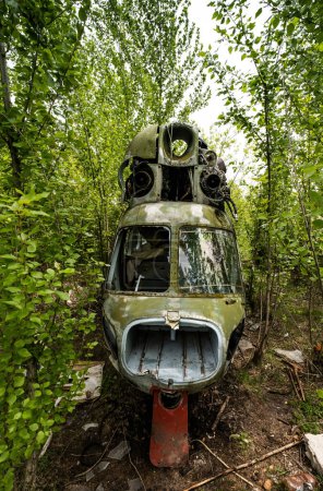 Téléchargez les photos : Old USSR military helicopter at the Abandoned airfield - en image libre de droit