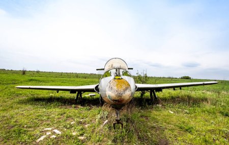 Foto de Antiguo avión militar de la URSS en el aeródromo abandonado - Imagen libre de derechos