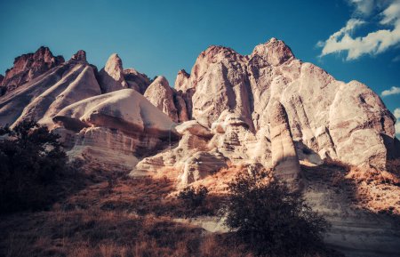 Téléchargez les photos : Vue panoramique de la vallée de l'Amour avec des roches de cheminée en Cappadoce, Turquie - en image libre de droit