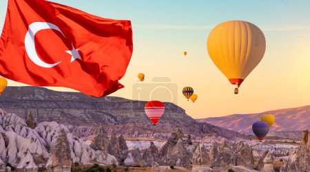 Foto de Bandera de Turquía contra globos de aire caliente en el cielo del atardecer flotando sobre montañas - Imagen libre de derechos