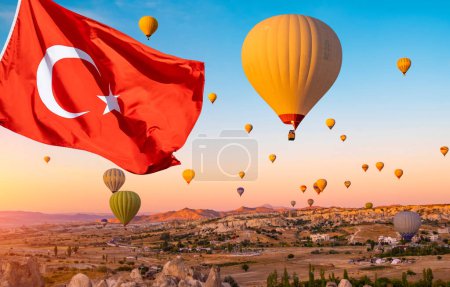 Foto de Bandera de Turquía contra globos aerostáticos en el cielo de Capadocia, Turquía - Imagen libre de derechos