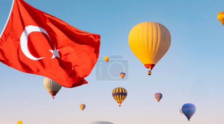 Foto de Bandera de Turquía contra globos de aire caliente de colores que vuelan en cielo azul claro - Imagen libre de derechos