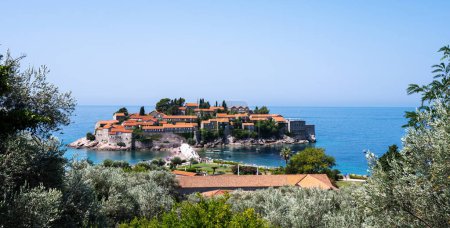 Foto de Luxury Sveti Stefan island in Montenegro with Adriatic sea and mountains view - Imagen libre de derechos