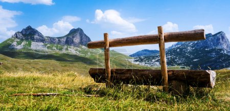 Téléchargez les photos : Banc en bois panoramique dans les montagnes du Monténégro dans le parc national Durmitor. Incroyable paysage naturel balkan nord dans une journée ensoleillée d'été avec ciel bleu et nuages - en image libre de droit