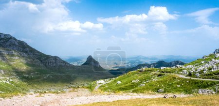 Téléchargez les photos : Pic de montagne dans le parc national Durmitor au Monténégro avec vue imprenable sur le paysage naturel - en image libre de droit
