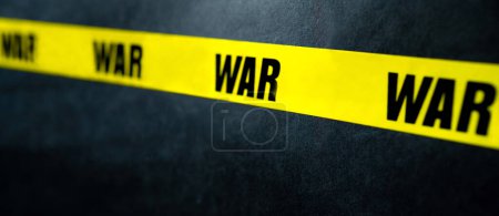 Foto de Cinta amarilla con texto de guerra como advertencia para el conflicto militar. Concepto de invasión, peligro y verdad - Imagen libre de derechos