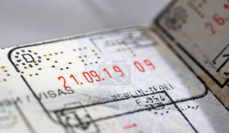 Foto de Detalle de cerca del sello de admisión de aduanas de control fronterizo de la Unión Europea. Sello de pasaporte de viaje internacional - Imagen libre de derechos