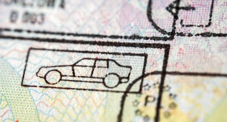 Foto de Sello de pasaporte de viaje internacional. Detalle de cerca de los sellos de admisión de aduanas de control fronterizo de la Unión Europea con símbolo de coche - Imagen libre de derechos