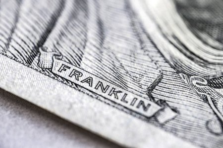 Foto de Close up macro view of one hundred American dollars bill. Name Franklin macro. United States currency. - Imagen libre de derechos