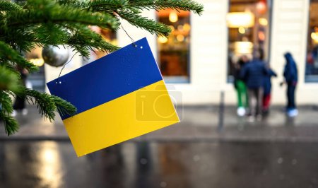 Téléchargez les photos : Drapeau ukrainien sur un sapin de Noël contre steet ville - en image libre de droit