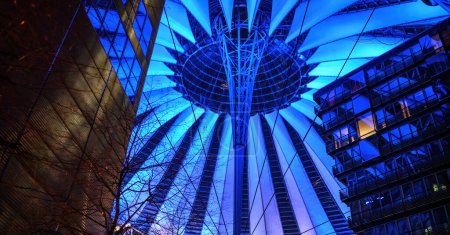 Foto de Cúpula colorida de Sony Centre en Berlín por la noche - Imagen libre de derechos