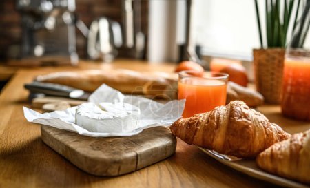 Téléchargez les photos : Petit déjeuner français avec croissants et brie au soleil - en image libre de droit