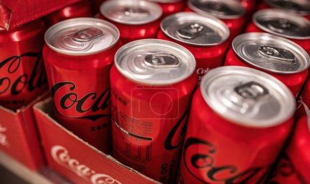 Téléchargez les photos : Les bouteilles de Coca Cola peuvent être emballées en gros plan dans un supermarché. Coke zeo boisson américaine fraîche de marque mondialement célèbre. Poznan, Pologne, 06-09-2020 - en image libre de droit
