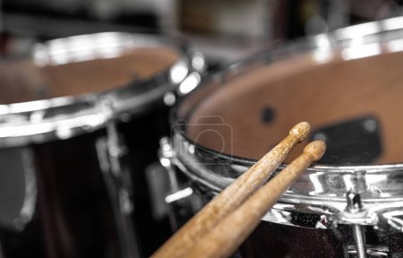 Foto de Tambores y tambores para música en vivo rock perfomance primer plano. Palos musicales de madera para instrumentos de percusión - Imagen libre de derechos