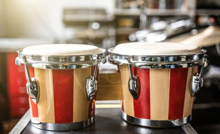 Téléchargez les photos : Tambours bongos colorés en studio d'enregistrement pour une fragrance live hard beat. Instrument de musique professionnel pour concerts rock et pop - en image libre de droit