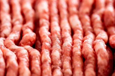 Téléchargez les photos : Viande hachée rouge crue fraîche avec gros plan protéique. Hamburger de boeuf non cuit ingrédient pour boulettes de viande gros plan - en image libre de droit