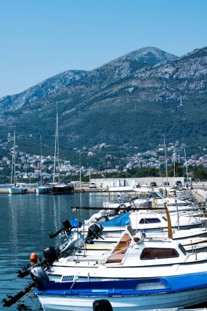 Téléchargez les photos : Yachts de luxe port au Monténégro avec montagnes. Bateau jetée dans la mer Adriatique avec une belle nature - en image libre de droit