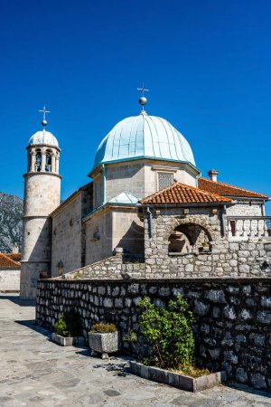Foto de Hermosa arquitectura e iglesia de la isla de San Jorge en Montenegro. Antiguos edificios y capilla en el mar Adriático - Imagen libre de derechos