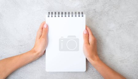Téléchargez les photos : Fille tenant blanc portable vue d'en haut - en image libre de droit