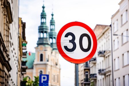 Foto de Señal de límite de velocidad de coche en la calle del centro de la ciudad vieja. Advertencia para la regulación del tráfico - Imagen libre de derechos