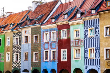 Téléchargez les photos : Ancienne architecture colorée à Poznan, Pologne sur une vieille place du marché. Beaux bâtiments anciens avec différentes couleurs - en image libre de droit