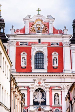 Téléchargez les photos : Poznan Fara - Basilique catholique romaine. Vieux beau bâtiment façade avec des statues dans la ville historique de Pologne en Europe. - en image libre de droit