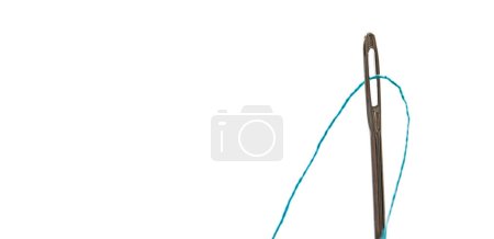 Foto de Aguja de acero con amenaza azul aislada sobre fondo blanco con espacio de copia de primer plano. Herramienta de tela para coser tela y fijar la vista macro - Imagen libre de derechos