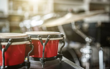 Téléchargez les photos : Tambours bongos rouges en studio d'enregistrement pour une fragrance hard beat. Instrument de musique professionnel pour concerts rock - en image libre de droit