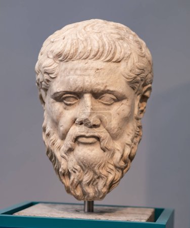 Téléchargez les photos : Berlin, Allemagne - 18 septembre 2019 : Célèbre buste de Platon au musée Altes de Berlin. Sculpture ancienne à l'exposition en Allemagne - en image libre de droit
