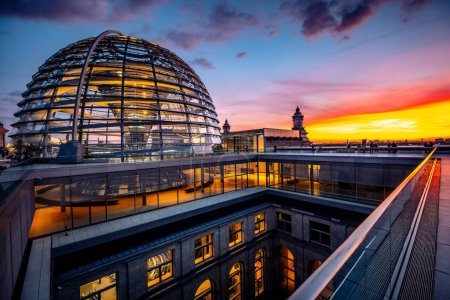 Foto de Berlín, Alemania - 19 de septiembre de 2020: Majestuosa cúpula del Reichstag sobre el fondo del cielo al atardecer - Imagen libre de derechos