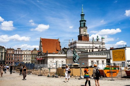 Téléchargez les photos : Poznan, Pologne - 05 Juillet 2022 : Old Market Stary Rynek place avec de petites maisons colorées, les touristes et l'ancien hôtel de ville de Poznan, Pologne - en image libre de droit