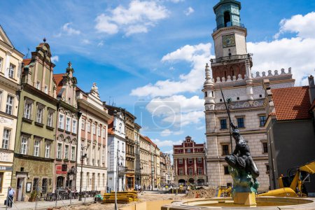 Foto de Poznan, Polonia - 05 de julio de 2022: Fuente de Marte en un antiguo mercado Plaza Stary Rynek con pequeñas casas coloridas y antiguo ayuntamiento en Poznan, Polonia - Imagen libre de derechos