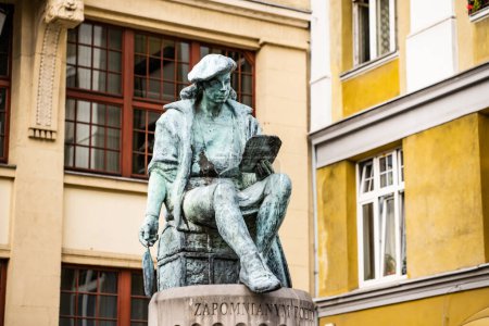 Foto de Poznan, Polonia 01 de agosto de 2022: Monumento a la estatua de Klemens Janicki en Poznan, Polonia. Hermosa escultura del escritor polaco renacentista en Europa - Imagen libre de derechos