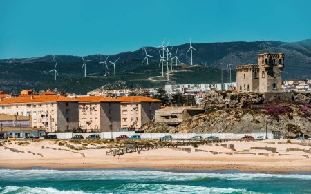 Téléchargez les photos : Côté mer de Tarifa en Espagne, Bâtiments modernes et Vieux Château de Guzman El Bueno, vue sur la plage - en image libre de droit