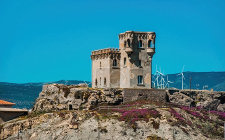 Téléchargez les photos : Vieux Château de Guzman El Bueno et Tarifa en Espagne, vue de la plage - en image libre de droit