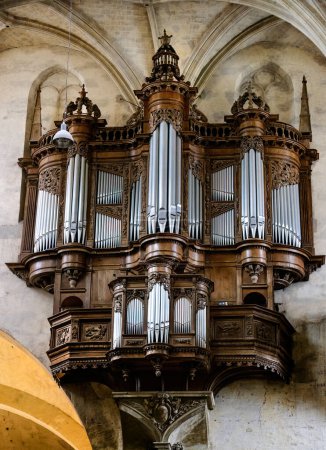 Téléchargez les photos : Orgue à pipe vintage dans une cathédrale de Lyon, France - en image libre de droit