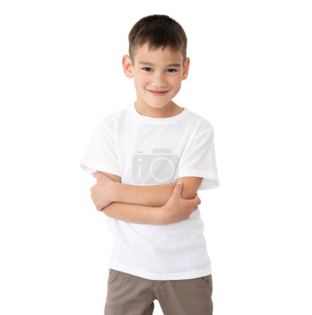 Téléchargez les photos : T-shirt maquillé. Mignon petit garçon en t-shirt blanc blanc isolé sur un fond blanc. - en image libre de droit