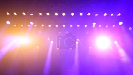 Foto de Resplandeciente fondo abstracto atmosférico púrpura de proyectores de concierto con luz y niebla durante el espectáculo o concierto - Imagen libre de derechos