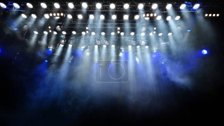 Foto de Concierto y mostrar abstracto fondo atmosférico con una gran cantidad de focos de iluminación del escenario - Imagen libre de derechos