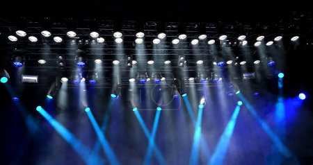 Foto de Proyectores de barrido del escenario iluminando el escenario durante el espectáculo o concierto musical - Imagen libre de derechos