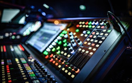 Foto de Panel de control de ajuste de sonido con botones, controles deslizantes y pantalla para la producción de medios dj. Equipo mezclador de música digital - Imagen libre de derechos