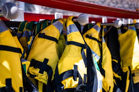 Téléchargez les photos : Gilets de sauvetage jaunes pour la sécurité des personnes pour les activités d'eau de mer. Vestes de sauvetage lors d'aventures en mer - en image libre de droit