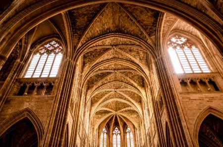 Téléchargez les photos : Cathédrale de Bordeaux à l'intérieur, église catholique romaine Saint Andrew. Célèbre bâtiment touristique bordelais. - en image libre de droit