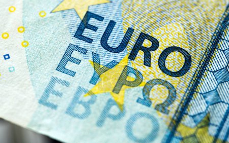 Téléchargez les photos : Vingt billets en euros vue rapprochée, concept bancaire et monétaire - en image libre de droit