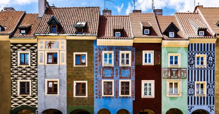 Foto de Casas coloridas en la Plaza del Mercado Antiguo de Poznan, Polonia. - Imagen libre de derechos