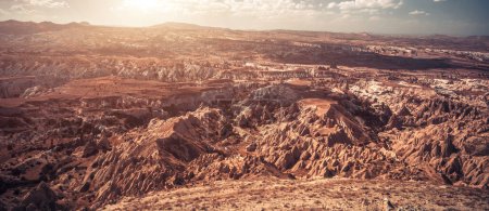 Téléchargez les photos : Vue panoramique des montagnes sous le soleil en Cappadoce, Turquie - en image libre de droit