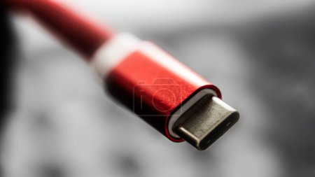 Foto de Conector rojo usb tipo C para smartphone y gadgets primer plano. Enchufe micro cable para dispositivos móviles en la vista macro - Imagen libre de derechos