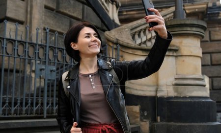 Téléchargez les photos : Promenades de femme attrayantes dans le centre touristique de Dresde, la capture de photos de lieux touristiques de CityS - en image libre de droit
